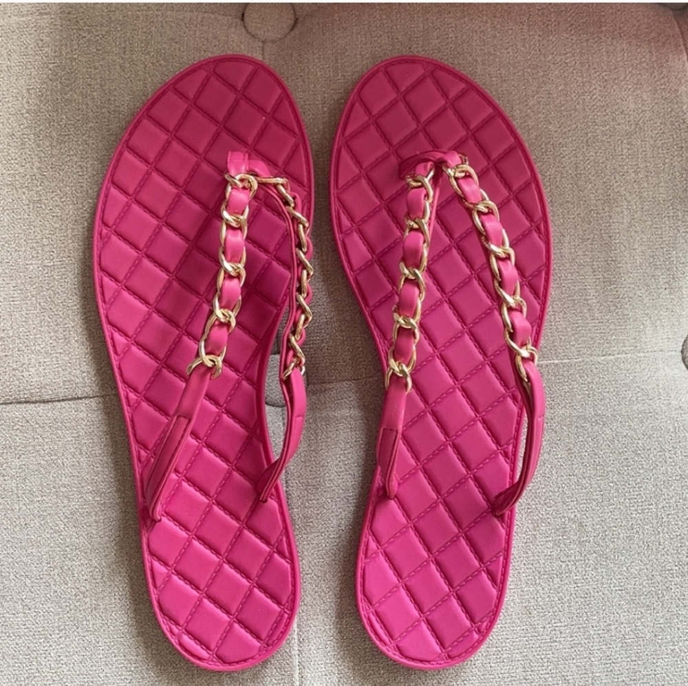 Aerosoles bright pink with gold chain flip flops